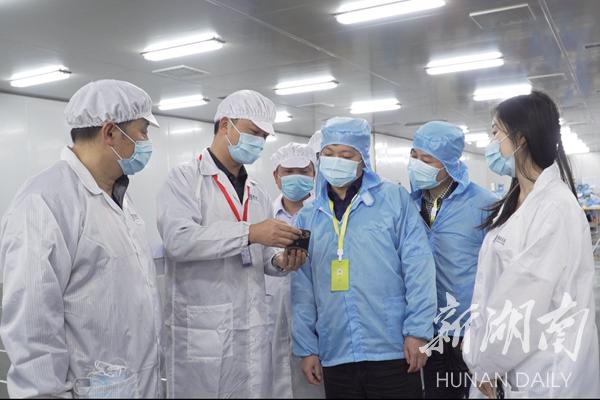 听取口罩生产介绍 探访医用口罩生产线与供应链保障